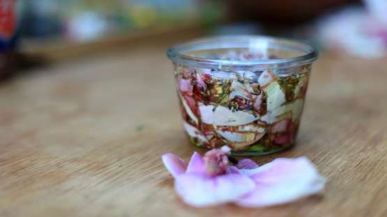 Une huile pour le corps infusée aux fleurs : magnolia, lavande et rose